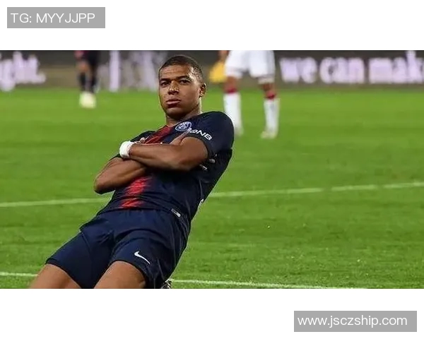 足球明星双手抱胸展现自信风采的精彩瞬间图片欣赏