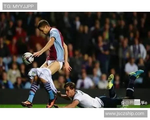 足球明星意外撞击队友瞬间曝光引发热议球场趣事回顾